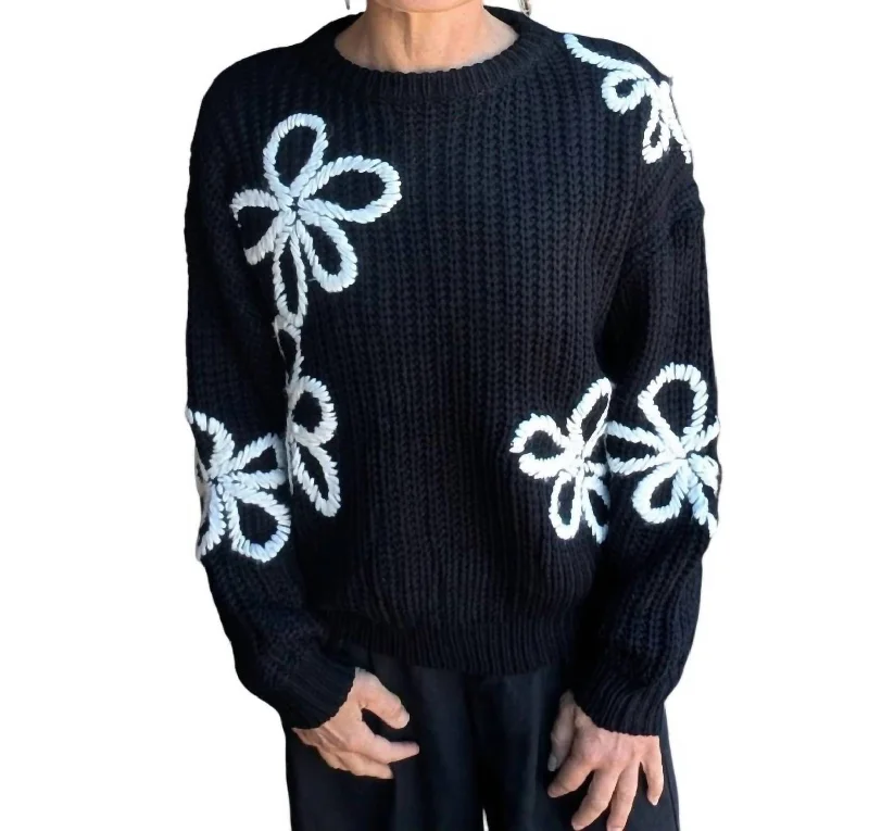 Women's Classic Outfit Trendy Women'S Wear Collection Floral Contrast Stitch Sweater In Black & Ivory